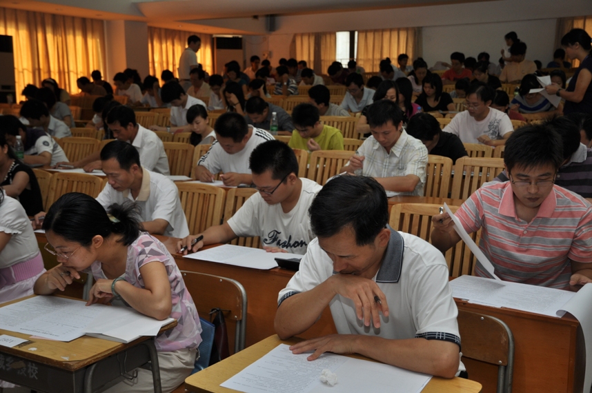 ⑤考生們認真做題